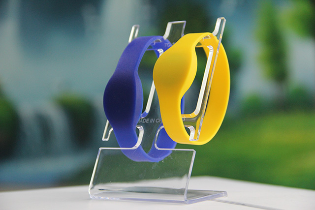 id硅膠腕帶生活用品外觀噴手感油與不噴手感油的區(qū)別？