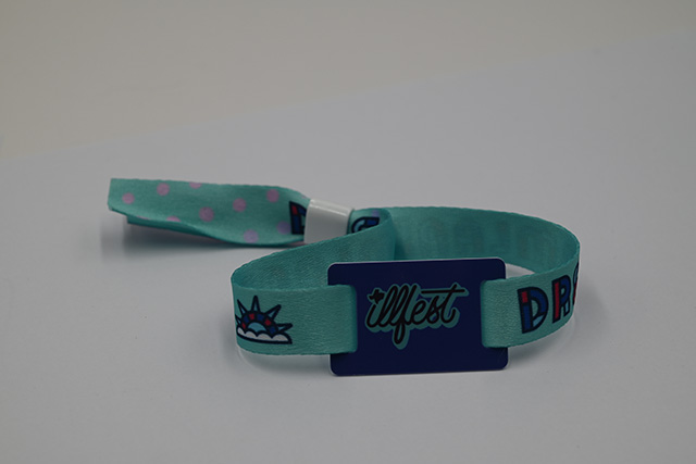 PVC智能卡的結構主要包括三個部分 PVC智能卡的結構主要包括三個部分