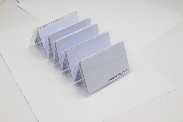 滴膠卡——引領智能卡行業的時尚潮流 滴膠卡——引領智能卡行業的時尚潮流